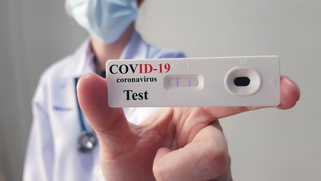 Repórter faz teste de coronavírus ao vivo e se choca com resultado positivo